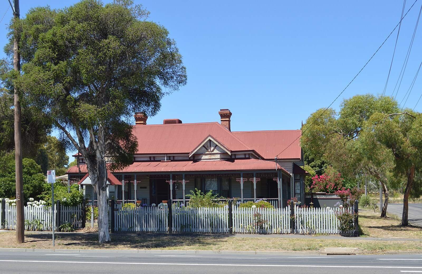 Weatherboard house behind a picket fence in White Hills, Bendigo